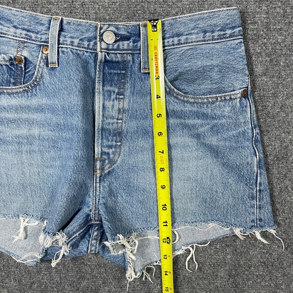 Levis 501 Light Wash Denim Cut Off Frayed Hem Shorts Womens Size 27 0925 - Picture 7 of 11